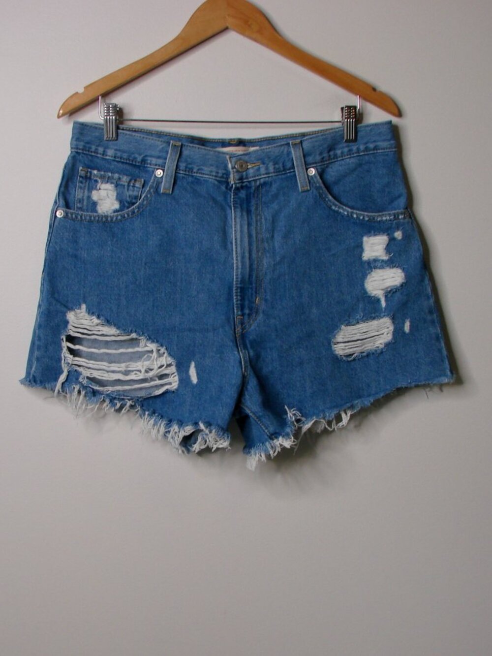 Levi's High Waisted Mom Shorts Denim Jean Distressed Frayed Raw Hem Size 32